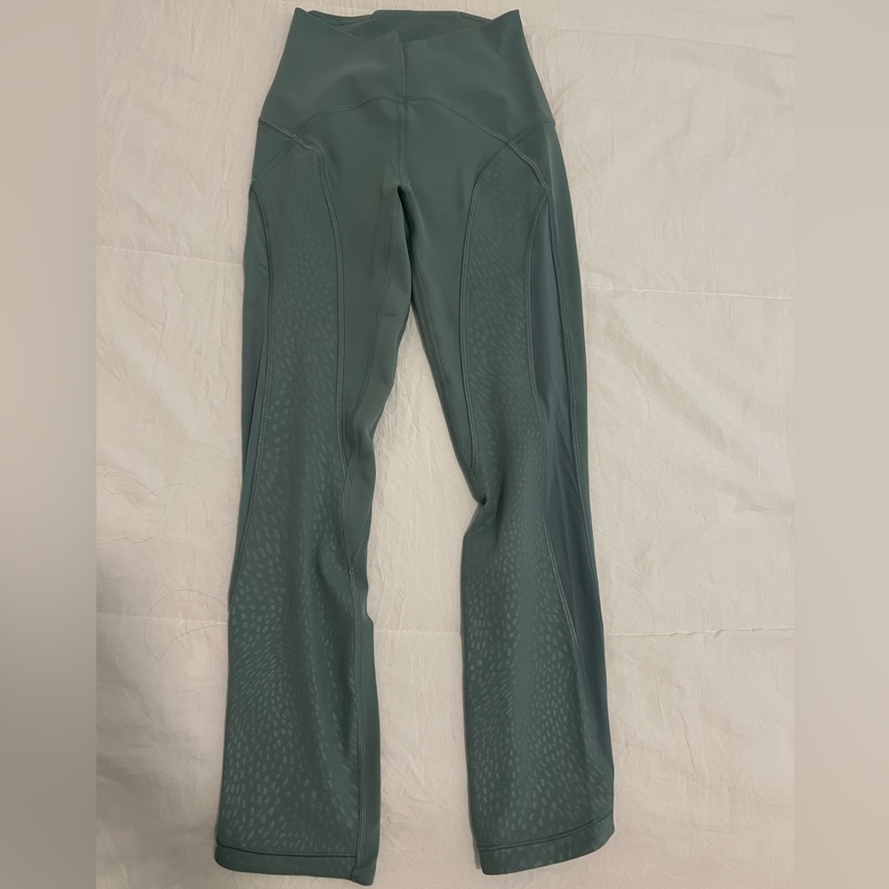 Lululemon Nulu and Mesh MR Yoga Crop23" size 2 in a green color!